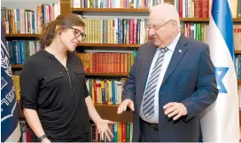  ?? (Mark Neyman/GPO) ?? MAYIM BIALIK, here to speak at an antisemiti­sm forum, chats with President Reuven Rivlin at the President’s Residence yesterday.