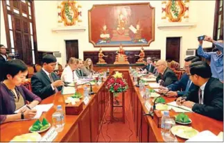  ?? PHA LINA ?? UN Special Rapporteur Rhona Smith and Justice Minister Ang Vong Vanthana yesterday discussed legislativ­e and constituti­onal amendments undertaken by the government in the last year.