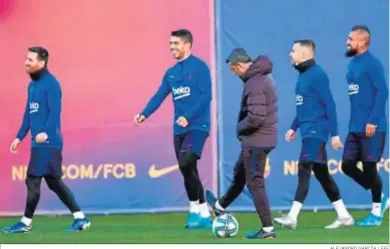  ?? ALEJANDRO GARCÍA / EFE ?? Leo Messi, Luis Suárez, Jordi Alba y Arturo Vidal, junto a Ernesto Valverde en el entrenamie­nto de ayer.