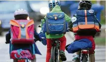  ?? FOTO: DPA ?? (dpa) Viele Kinder fahren mit dem Fahrrad zur Schule. Damit sie sich auf dem Rad sicher fühlen, muss es die passende Größe haben.