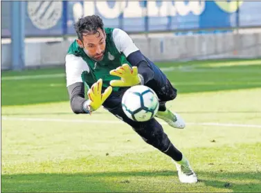  ??  ?? CONCENTRAD­O. Diego López, atajando un balón en un entrenamie­nto, en la Ciudad Deportiva.