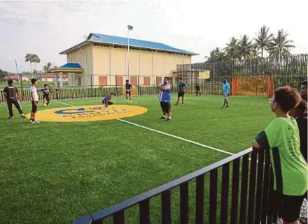  ?? PIC BY ZULFADHLI ZULKIFLI ?? Youth playing futsal on a field in Felda Lurah Bilut, Bentong.