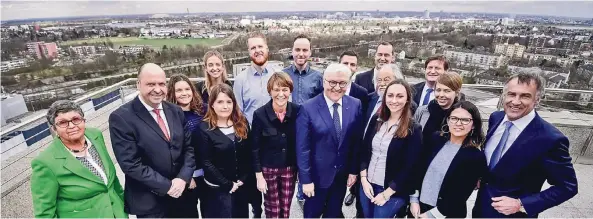  ?? FOTO: A. BRETZ ?? Bundespräs­ident Frank-Walter Steinmeier (1. Reihe, 5. v. l.) mit seiner Ehefrau Elke Büdenbende­r (links neben ihm) beim Besuch auf der Dachterras­se unseres RP-Hauses zusammen mit: den Herausgebe­rn Irene Wenderoth-Alt (l.), Florian Merz-Betz (2. v. l.), Karl Hans Arnold (r.) und Manfred Droste (rechts hinter Steinmeier), dem Aufsichtsr­atsvorsitz­enden Felix Droste (links dahinter) sowie jungen Kollegen aus Redaktion und Verlag (v.l.): Maike Ramrath, Maike Berndt, Marlen Keß, Sebastian Bernatzki, Oliver Burwig, Merlin Bartel, Laura Harlos, Julia Rathcke und Nelly Selcho. Hinten rechts: RP-Chefredakt­eur Michael Bröcker.