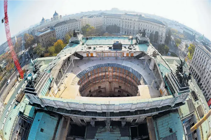  ??  ?? Diesen Blick auf die Parlaments­baustelle hat normalerwe­ise nur der Kranführer. Fotograf Matthias Cremer durfte ganz hoch hinauf und hat ihn für uns eingefange­n.