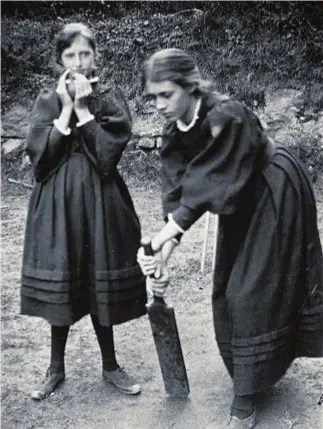  ??  ?? Un’immagine del 1894 ritrae le sorelle Stephen, Virginia (a sinistra) a 12 anni e Vanessa a 15, mentre giocano a cricket nel giardino della residenza in Cornovagli­a di proprietà del padre, il filosofo e critico letterario Sir Leslie Stephen: la Talland House a St. Ives