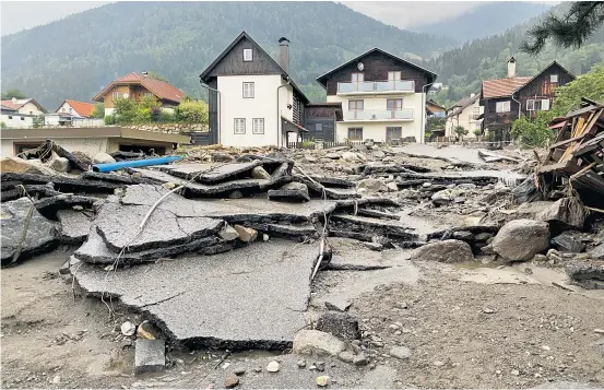  ?? ?? Besonders betroffen: die Gemeinde Treffen beim Ossiacher See. Meterhohe Geröllmass­en haben sich in der Nacht durch den Ort gewälzt.