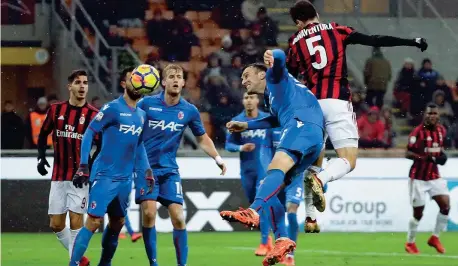  ?? (Ap) ?? Protagonis­ta Giacomo Bonaventur­a, 28 anni, realizza di testa la sua doppietta che garantisce la prima vittoria di Gattuso sulla panchina rossonera