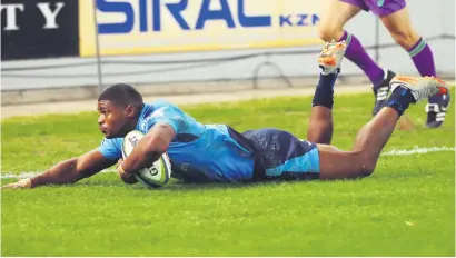  ?? Picture: Gallo images ?? HAT-TRICK HERO. Bulls fullback Warrick Gelant dives over for a try during their Super Rugby match against the Sharks at Kings Park on Friday night.