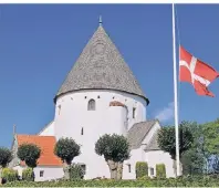  ??  ?? Dieses seltsame Gebäude in Olsker ist die älteste der vier Bornholmer Rundkirche­n.