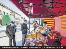  ?? CHUS MARCHADOR ?? Uno de los puestos de productos artesanos que se instalan cada año.