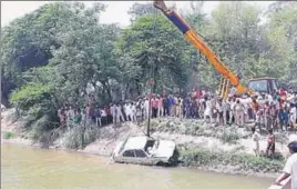  ?? HT PHOTO ?? The car being pulled out from the canal in Fazilka on Sunday.