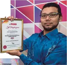  ??  ?? MOHD Zulhikmi menunjukka­n sijil pertauliha­n.