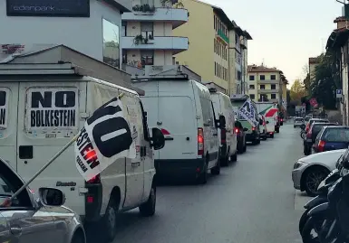  ??  ?? I furgoni dei venditori ambulanti in via dei Vanni