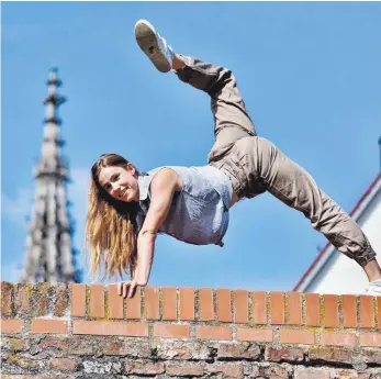  ?? FOTO: ALEXANDER KAYA ?? Akrobatin Lea Jenner tourt ab Oktober mit dem Cirque du Soleil durch Europa.