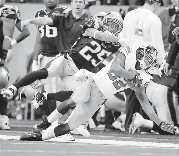  ?? By Robert Deutsch, USA TODAY ?? Keeping the drive alive: Giants wide receiver Mario Manningham, being defended by the Patriots’ Patrick Chung, stays inbounds with a memorable fourth- quarter catch on the winning drive Sunday.