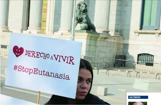  ?? RUBÉN MONDELO ?? Protesta en el Congreso de los Diputados contra la recién aprobada Ley de Eutanasia