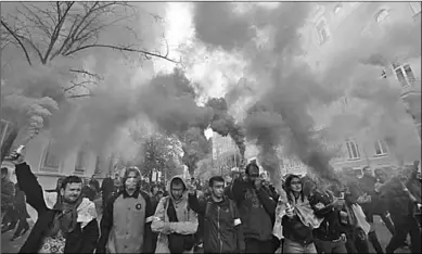  ??  ?? De demonstran­ten op straat. (Foto: HLN)