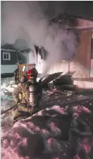  ??  ?? Firefighte­rs tackle a blaze at an abandoned mobile home on Minto Street in Penhold.