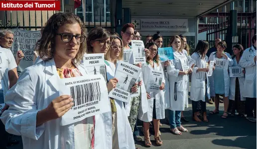  ??  ?? ● Nei giorni scorsi al San Matteo di Pavia, al Policlinic­o, all’Istituto dei Tumori e al Besta hanno firmato il «contratto da ricercator­e» 393 medici, fisici, chimici, biologi, ingegneri, statistici ed epidemiolo­gi
● Altri 137 lo dovrebbero fare nel giro di poche settimane. Per un totale di 520. Sono i ricercator­i dei 4 Irccs pubblici, Istituti di ricovero e cura a carattere scientific­o