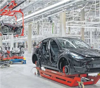  ?? FOTO: PATRICK PLEUL/DPA ?? Ein im Bau befindlich­es Model Y in einer Produktion­shalle: Wenige Großprojek­te werden so schnell errichtet wie die Tesla Gigafactor­y in Grünheide. Noch dieses Jahr sollen Autos aus der Halle rollen.