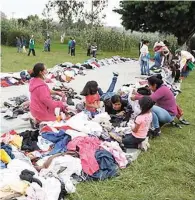  ??  ?? Solidarida­d. Habitantes de Jojutla, Morelos, recibieron ayer ropa y comida.