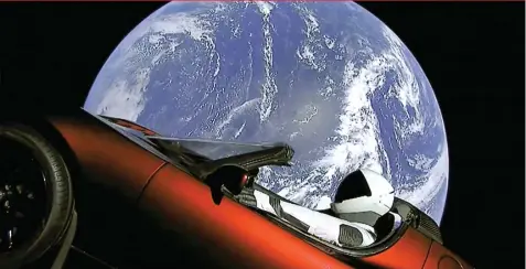  ?? SPACEX VIA AP ?? MIMPI JADI KENYATAAN: Manekin astronot ”mengendara­i” Tesla Roadster di orbit bumi kemarin WIB. Mobil sport itu diangkut Falcon Heavy yang dikembangk­an SpaceX.