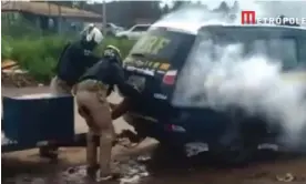  ?? Photograph: Metropoles ?? Police in the Brazilian city of Umbaúba arrest a mentally ill man and gas him in boot of their car.