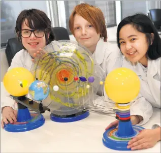  ?? Picture: PAUL CARRACHER ?? EXCITED: Stawell Secondary College students, from left, Kayan Barnes, Isaiah Taylor and AJ Logan get ready for a National Quantum and Dark Matter Road Trip visit to the school.