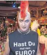  ?? FOTO: DPA ?? Vielseitig­er Selbstverm­arkter: Markus Söder (CSU) als Punk verkleidet beim Fränkische­n Fastnachts­verband.
