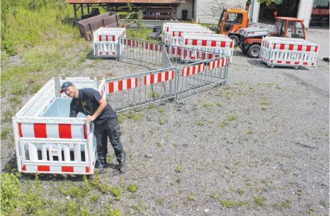  ?? FOTO: WOLFGANG HEYER ?? Werkstattl­eiter Wolfgang Räth hat der SZ die Funktionsw­eise der Metallboxe­n und rautenförm­igen Absperrgit­ter vorgeführt.