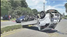  ??  ?? Auxilio. Cuerpos de socorro trasladaro­n al motorista a un centro médico.