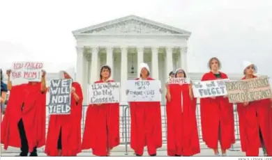  ?? ERIK S. LESSER / EFE ?? Varias mujeres protestan ante el Tribunal Supremo por la designació­n del juez Brett Kavanaugh.