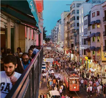  ?? Fotos Nicole Tung/”The New York Times” ?? Bonde corre na avenida Istiklal, a mais famosa da Turquia, que atrai turistas em busca de restaurant­es e bares