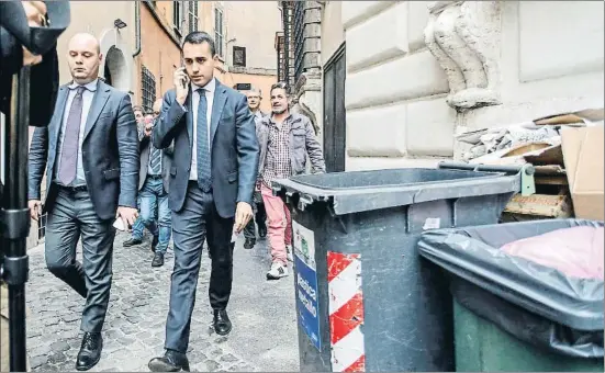  ?? GIUSEPPE LAMI / EFE ?? El líder del Moviment 5 Estrelles, Luigi Di Magio, abandona la Cambra Baixa del Parlament a Roma després de reunir-se amb Matteo Salvini