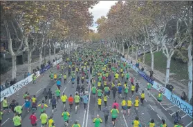  ??  ?? Color Bouin. El verde y amarillo, colores de la camiseta 2017 de la Bouin, tomaron Barcelona