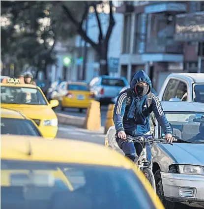  ?? (RAMIRO PEREYRA) ?? Movilidad. Los cordobeses se mueven como pueden ante la falta de ómnibus públicos.