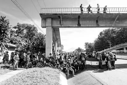  ?? ROBERTO HERNÁNDEZ ?? Migrantes se refugian bajo la sombra de un puente mientra son vigilados/Fotos: