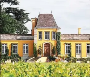  ??  ?? Le château Lafon-Rochet, dans le Médoc, va arrêter la culture en bio.