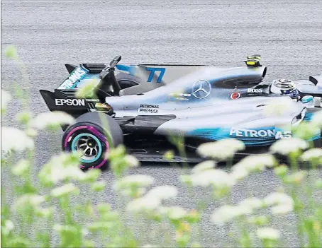  ??  ?? Das Idyll der Steiermark und der Speed eines Silberpfei­ls: Mercedes-Pilot Valtteri Bottas stahl den WM-Rivalen Sebastian Vettel (2.