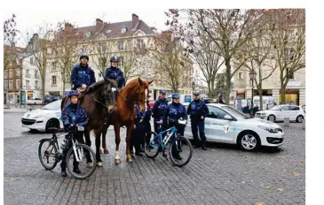  ??  ?? À pied, à cheval, en voiture, la cinquantai­ne d’agents de la police municipale portera bientôt une arme létale.