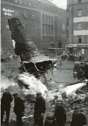  ?? Archivfoto­s: Erich Braunsperg­er, dpa ?? Wegen eines technische­n Defekts stürzte am 17. Dezember 1960 eine amerikanis­che Militärmas­chine über den Münchner Innen‰ stadt ab. 52 Menschen starben bei dem Unglück.