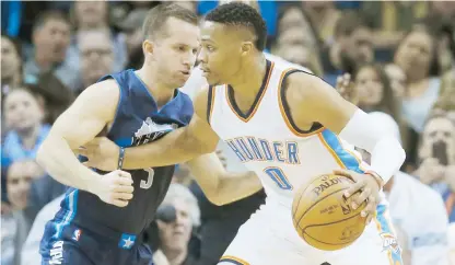  ??  ?? José Juan Barea, a la izquierda, y los Mavericks de Dallas tendrán la gran encomienda de contener al base del Thunder, Russell Westbrook, con el balón, en la serie que inicia hoy en Oklahoma City.