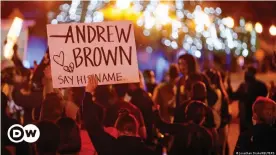  ??  ?? Protesters march in Elizabeth City, North Carolina, after deputy sheriffs shot and killed Afro-American Andrew Brown Jr.