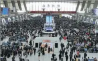  ?? ZHU ZI / FOR CHINA DAILY ?? In the run-up to Labor Day, the volume of passengers increases at Hangzhou East Railway Station.