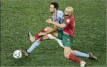  ?? FOTO: AP ?? Amrabat pugna con Busquets El medio marroquí fue una ‘lapa’