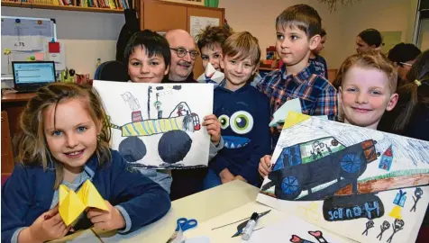  ?? Foto: Szilvia Izsó ?? Ganz offensicht­lich ihren Spaß hatten die Kinder gestern in der Mittagsbet­reuung der Hans Schäufelin Grundschul­e. Dafür müssen die Eltern bezahlen – eine offene Ganz tagsgruppe wäre kostenlos. Doch für die fehlt der Platz.