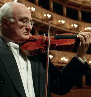  ??  ?? Maestro Salvatore Accardo (76 anni), sarà stasera e domani sul palco del San Carlo In programma musiche di Bartòk, Kodaly e Beethoven