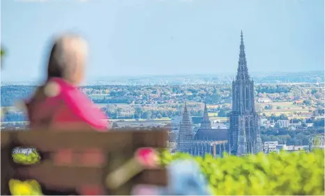  ?? FOTO: SEBASTIAN GOLLNOW ?? Die Ulmer haben schon in vielen Fällen Weitsicht bewiesen. Hier blickt eine Frau von einem Aussichtsp­unkt auf das Herz der Stadt: das Münster.