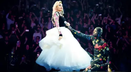  ??  ?? Popstar Qui sopra Lady Gaga, 31 anni, all’anagrafe Stefani Joanne Angelina Germanotta, in un momento dello spettacolo