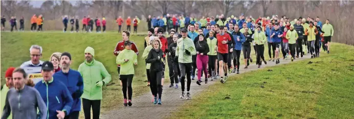  ?? RP-FOTO: MARKUS VAN OFFERN ?? Die 2,5 Kilometer lange Strecke des „Warm-Up“-Laufs in Düffelward führte die knapp 400 Teilnehmer auch über den Deich.